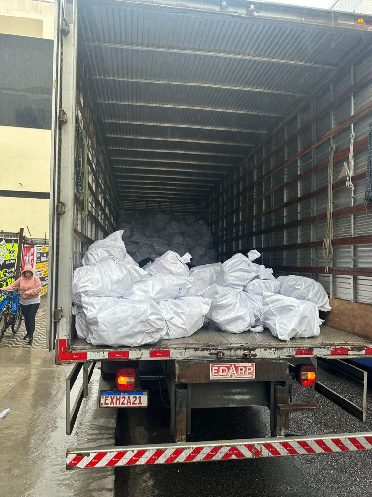 Polícia apreende 4 mil calçados falsificados em lojas de São Vicente