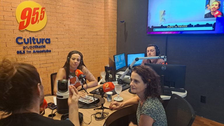 Denise Fraga visita os estúdios do Grupo Thathi de comunicação