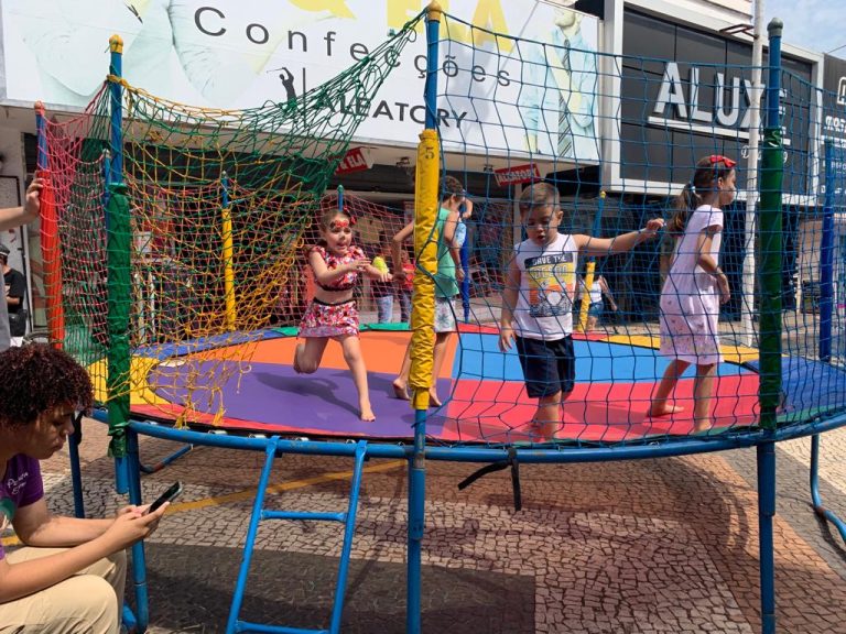 Cultura FM realiza festa no calçadão em homenagem ao Dia das Crianças