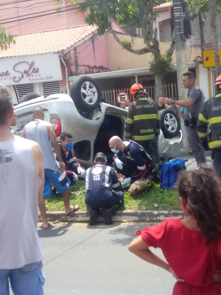 Mulher fica ferida após capotar o carro em avenida