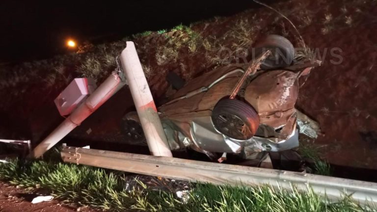 Caminhonete bate na traseira de Monza e provoca a morte de mulher de 47 anos