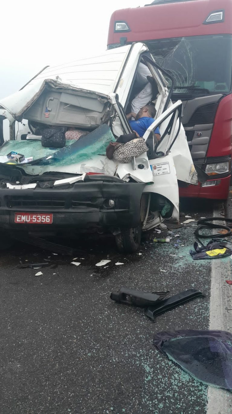Engavetamento na Anchieta com sete veículos mata duas pessoas e deixa 11 feridos