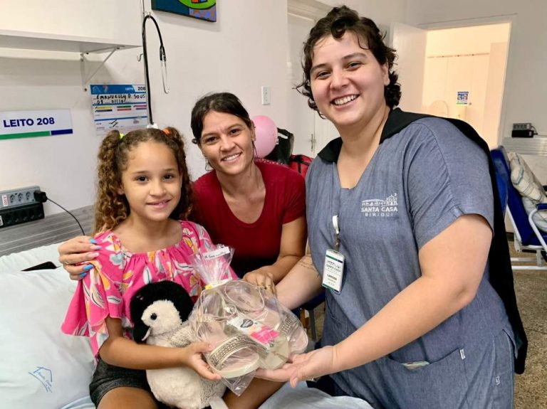 Santa Casa de Birigui distribui presentes de Dia das Crianças pela ala pediátrica