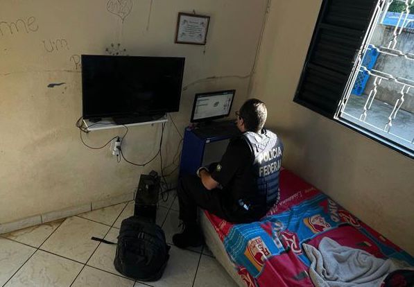 Casa de suspeito de venda de pornografia infantil pela internet é investigada em Pinda