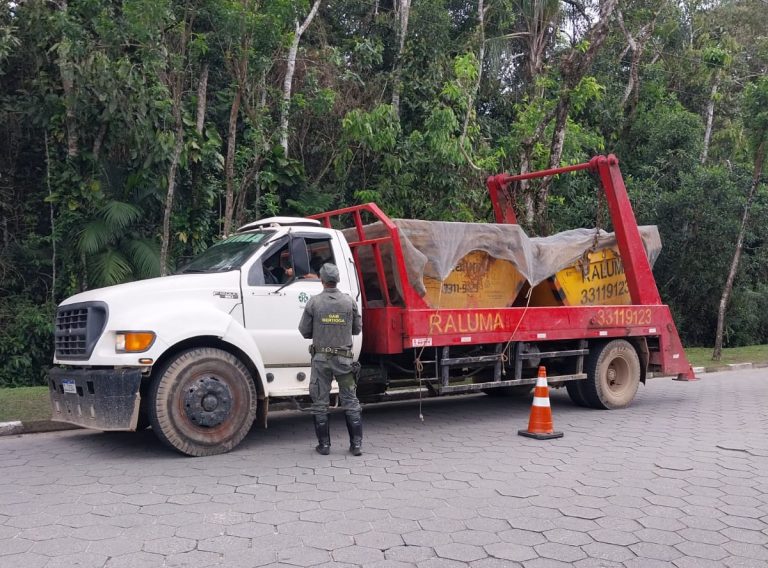 Bertioga realiza “Operação Caçamba” contra o descarte irregular de resíduos