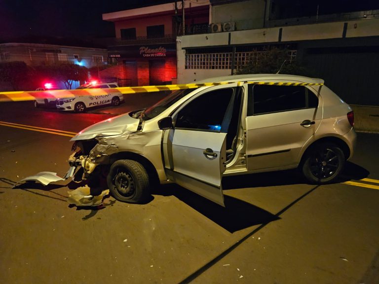 Acidente grave entre carro e moto provoca a morte de jovem de 24 anos. Veja as cenas impressionantes