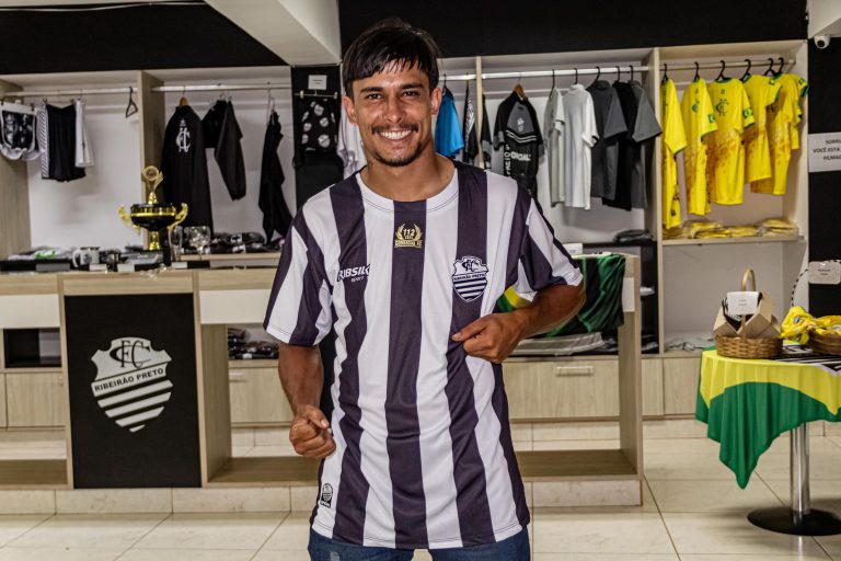 Leão lança camisa oficial sem patrocínio; veja fotos