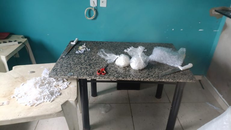 A Polícia Civil de Campinas flagrou uma "casa bomba" do tráfico no Jardim Ouro Preto. Foram apreendidos mais de 30 Kg de drogas.