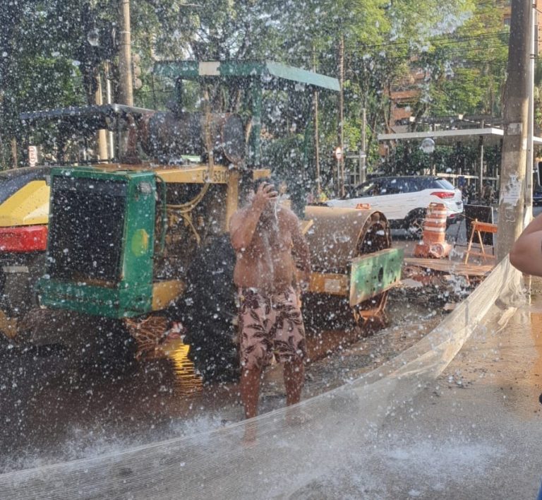 La fontana da alegria: homem aproveita vazamento de adutora e toma banho