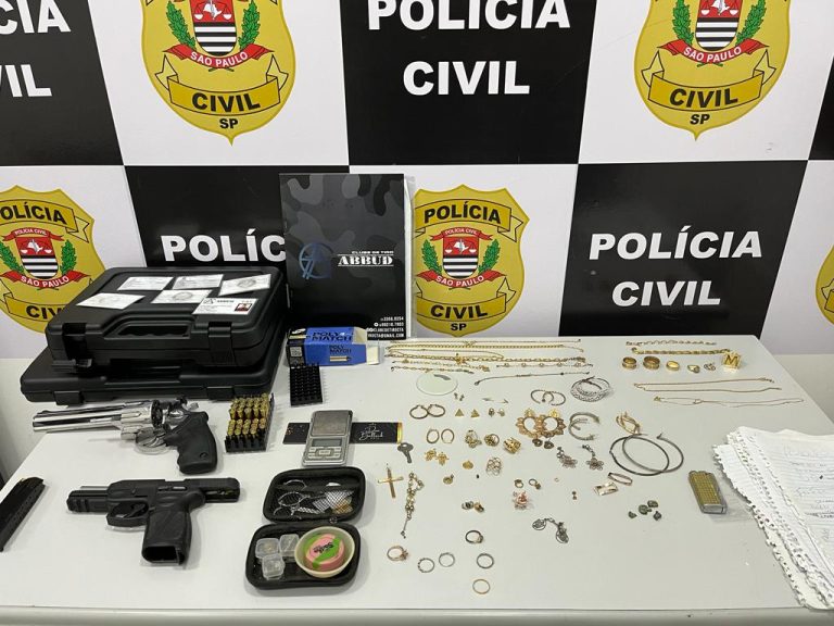 Polícia apreende joias de ouro e armas guardas em imóvel do Litoral