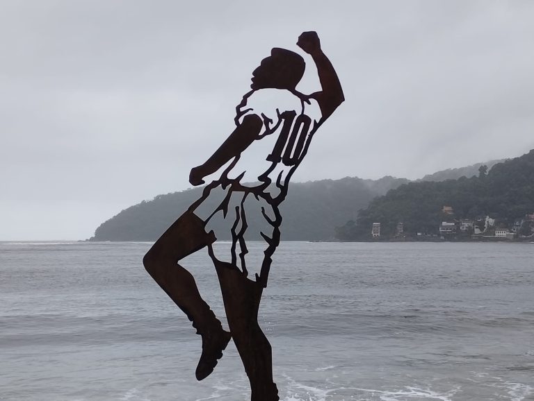 Pelé ganha homenagem de craques com estátua em píer de São Vicente