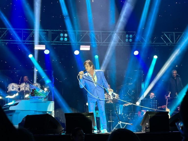 Roberto Carlos emociona durante show em Aparecida