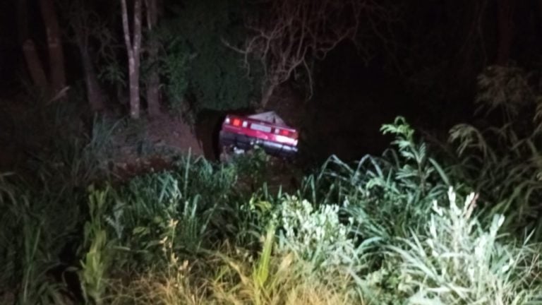 Após capotamento, motorista de 56 anos é arremessado do veículo e morre
