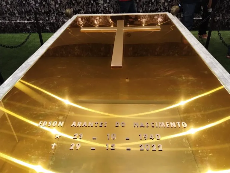 Mausoléu de Pelé é palco para homenagens em cemitério de Santos