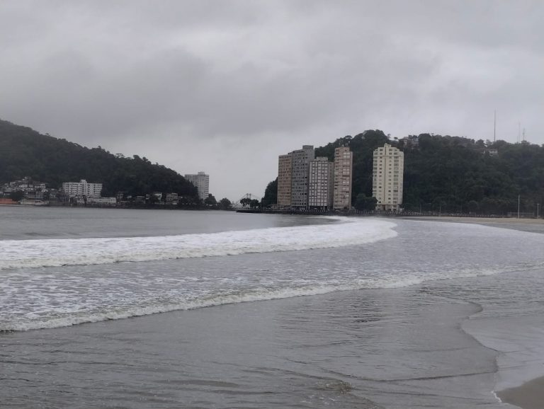 Semana deve ser de calor com sol, mas tem chuva no Litoral