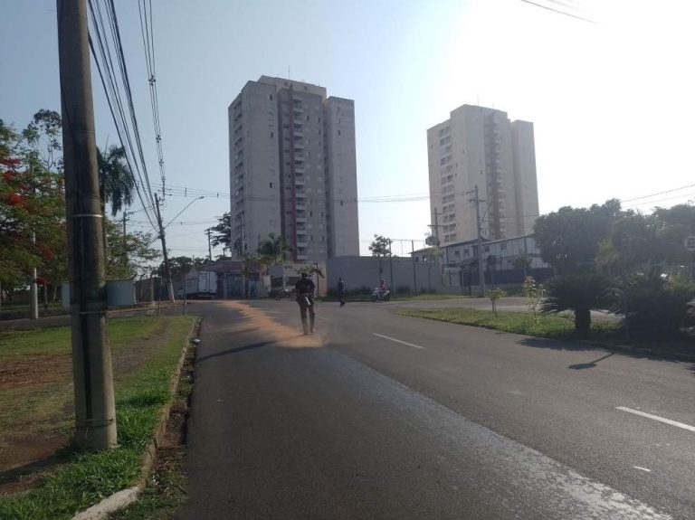 Homem que fraturou a perna ao cair com moto em mancha de óleo aguarda cirurgia