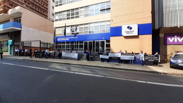 Comerciantes da Dom Pedro realizam manifestação na prefeitura de RP