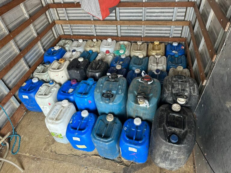 Depósito clandestino de combustíveis é descoberto no Litoral e homem é detido