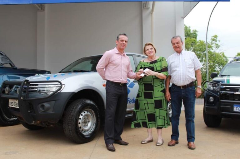 Prefeitura de Araçatuba recebe doação de caminhonete da Receita Federal