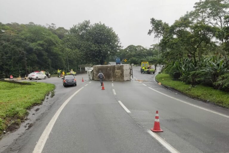 Carreta com carga de frango tomba na Anchieta e fecha o trânsito sentido Capital