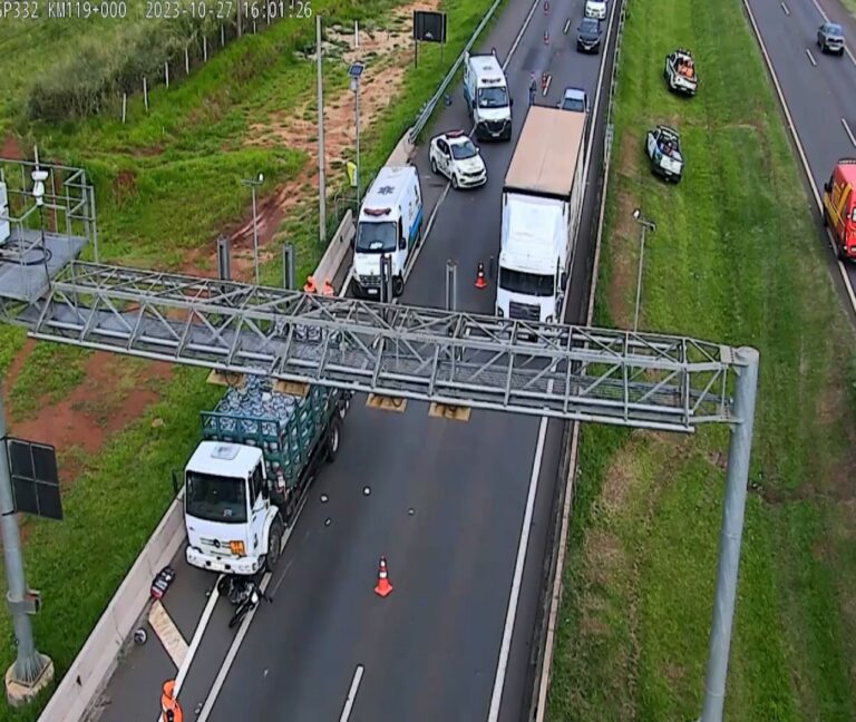 Acidente entre caminhão de gás e moto ‘trava’ a Rod. Zeferino Vaz