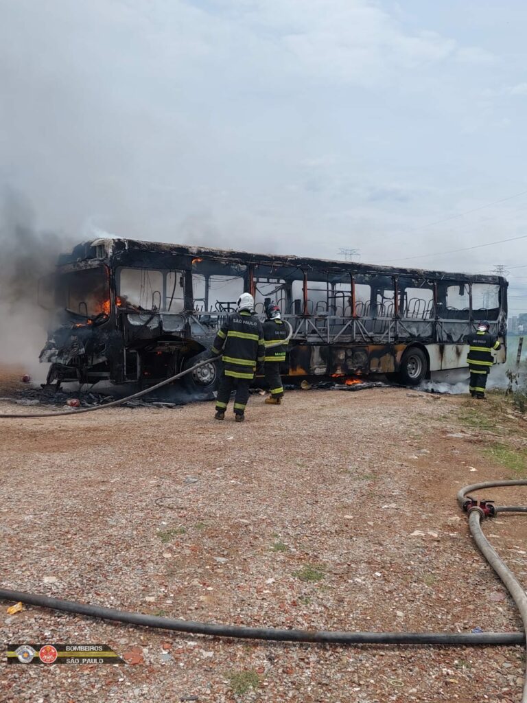 ônibus pega fogo em sjc