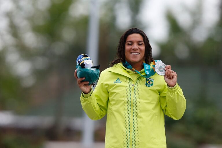 Ana Marcela Cunha volta a disputa da maratona aquática ganhando a prata nos Jogos Pan-Americanos
