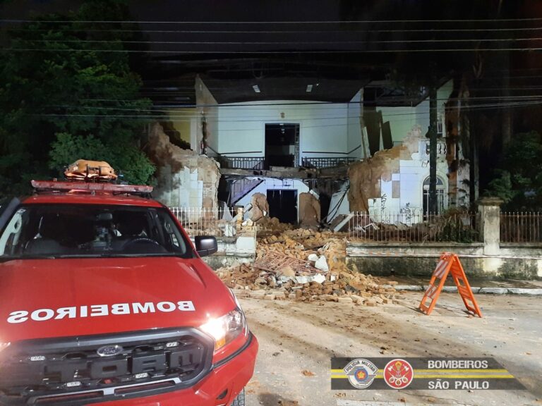 Fachada da antiga Prefeitura de Guaratinguetá desaba