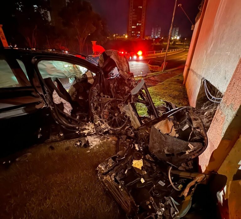 Motorista de 39 anos morre após colidir Mercedes Benz em muro de condomínio