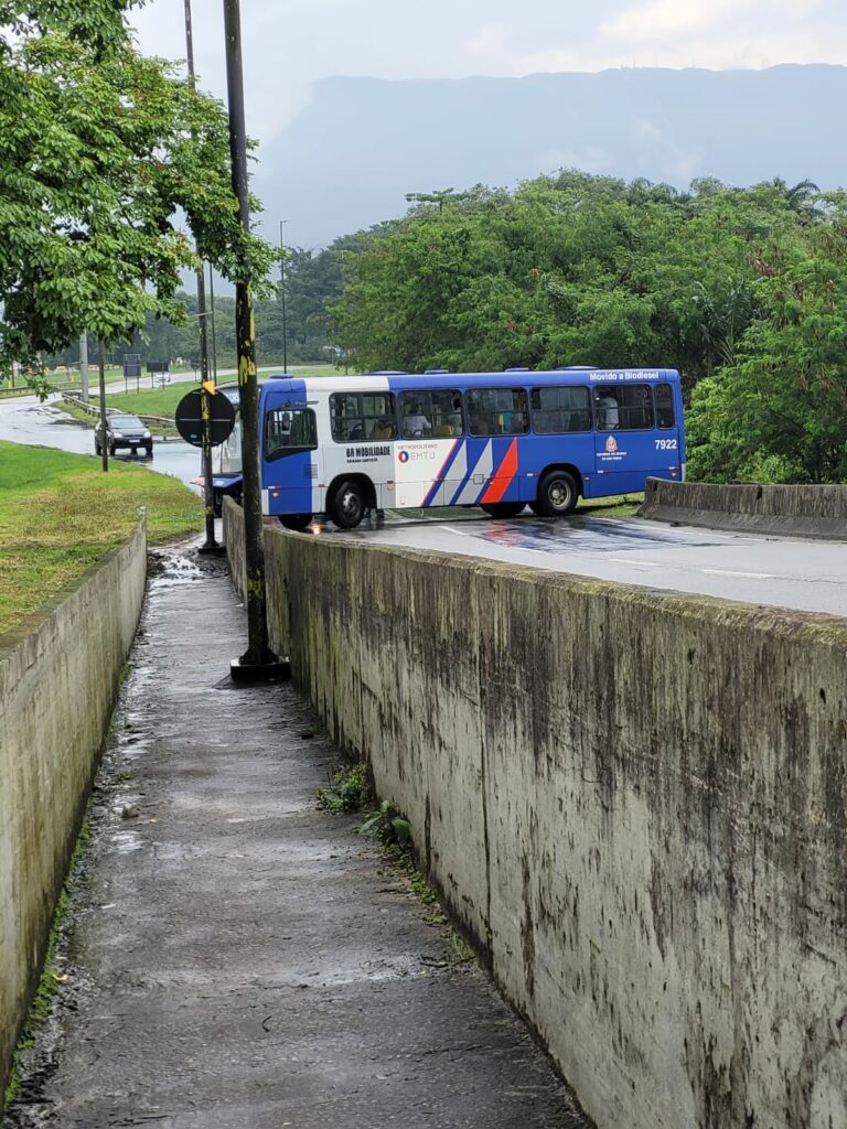 Ônibus bate contra mureta de viaduto de Cubatão