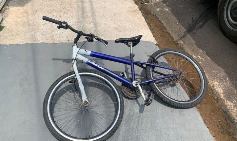 Enquanto pedalava a caminho da escola, criança de 10 anos sofre atropelamento