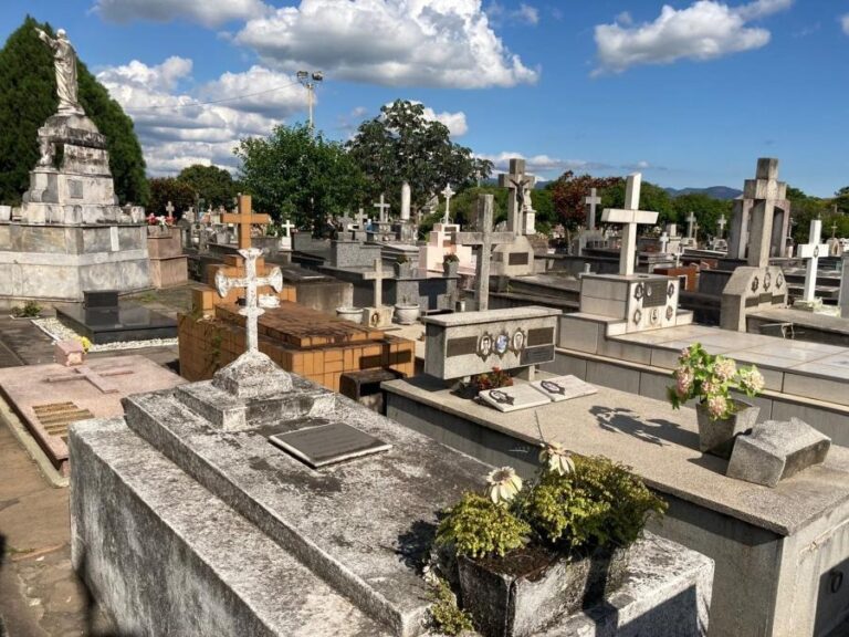 O Cemitério Municipal de Pindamonhangaba deverá receber neste feriado de Finados mais de 15 mil visitantes.