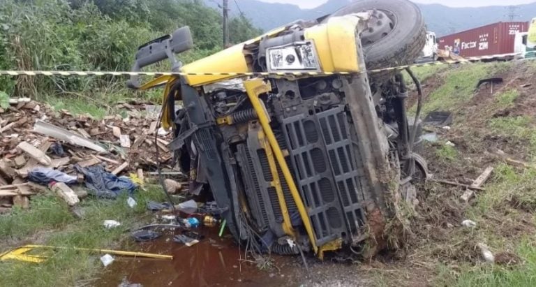 Carretas batem na Anchieta e uma pessoa morre
