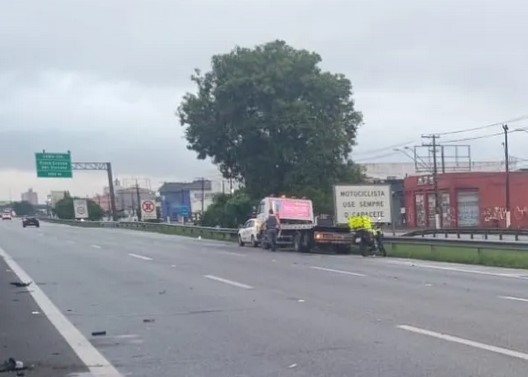 Motociclista colide com caminhão e morre na Padre Manoel da Nóbrega
