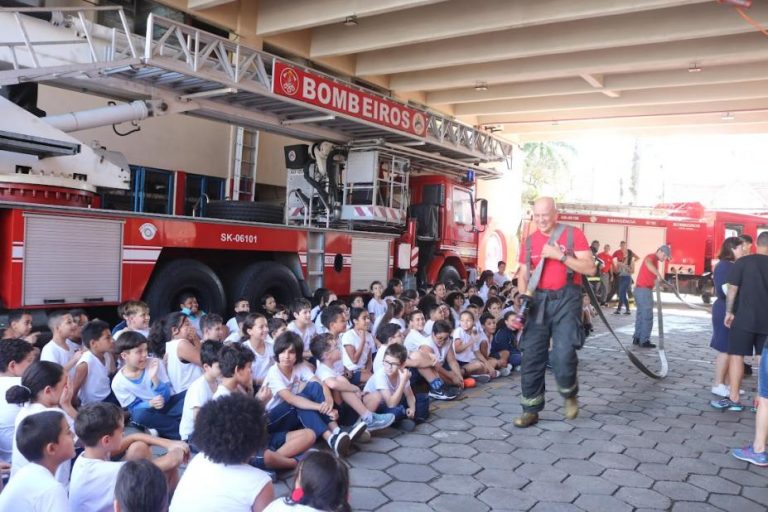 Alunos do Bombeiros na Escola visitam sede da corporação em Santos
