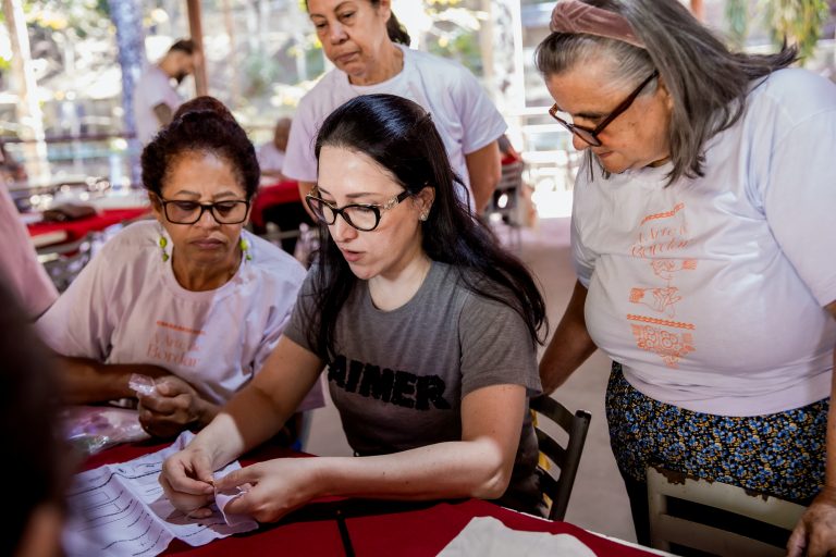 Julia Branco: conheça a artista guiada pela palavra e com forte conexão com o universo feminino, no Vitrine