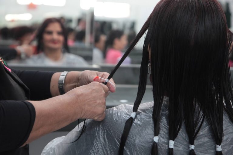 Cabelos são arrecadados nas Vila Criativas de Santos para doar à mulheres com câncer