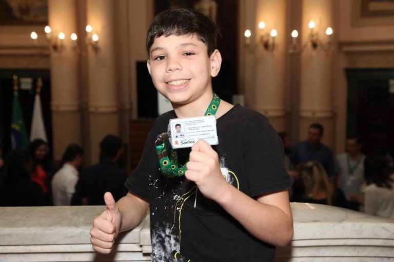 Está na lei: Santos sanciona lei de uso da carteira de identificação com Deficiência e Coral de Girassol