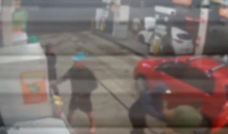 Imagem de monitoramento registra o momento em que guarda de Guarujá é abordado por bandidos