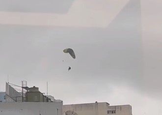 Voo frustrado: Homem cai em prédio após voo de paraglider em Santos