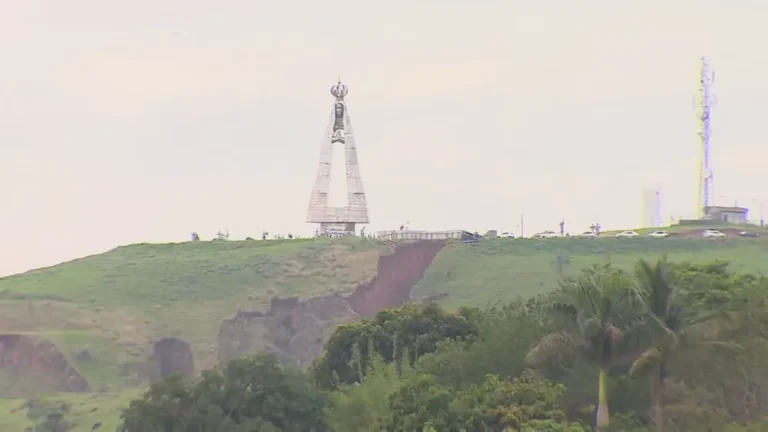 Estátua de Nossa Senhora Aparecida maior que o Cristo Redentor atrai romeiros em SP