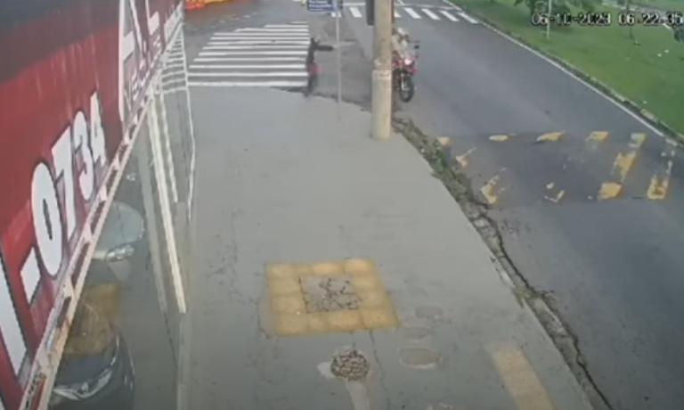 Câmeras de segurança flagram roubo de moto em Campinas