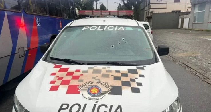 Perseguição termina em viatura baleada em Santos