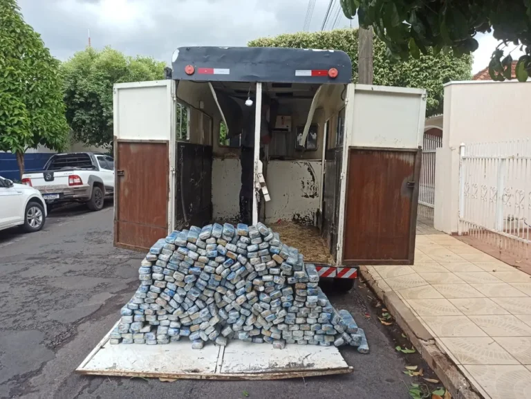 Casal é preso com 300 kg de maconha em caminhonete
