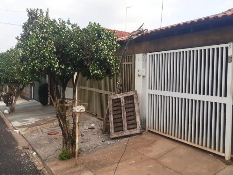 Caminhão enrosca em fiação elétrica e três pessoas ficam feridas 