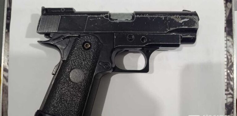 Adolescente de 17 anos é detido com simulacro de arma de fogo 