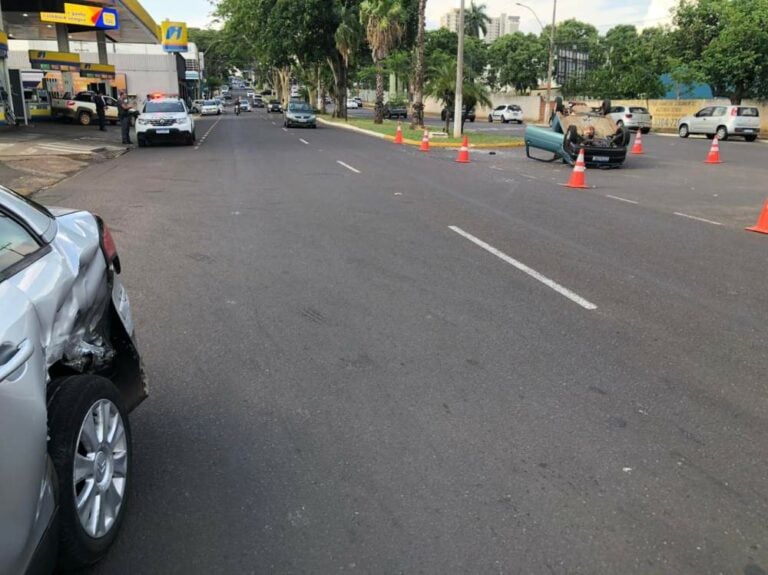 Veículo capota após colisão na avenida Brasília em Araçatuba