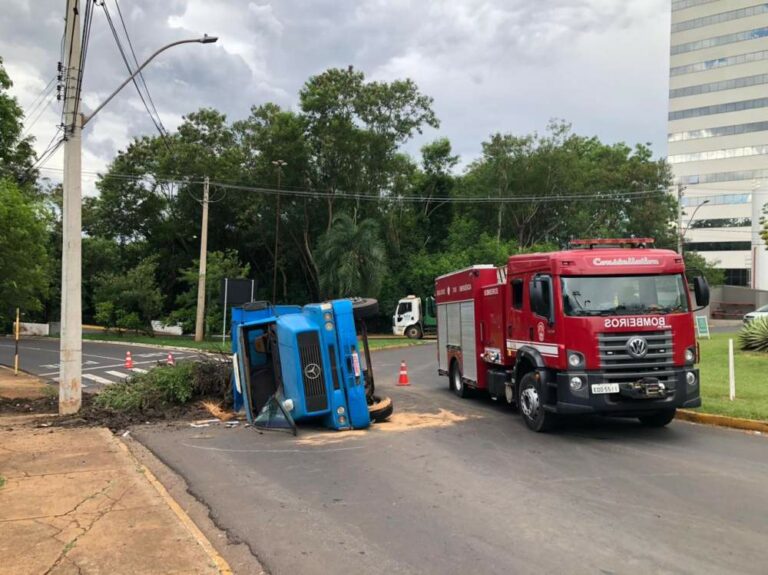 Caminhão tomba na rotatória e interdita trânsito em via de Araçatuba