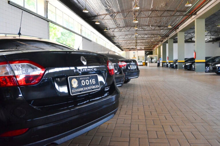 Você paga os carrões de senadores