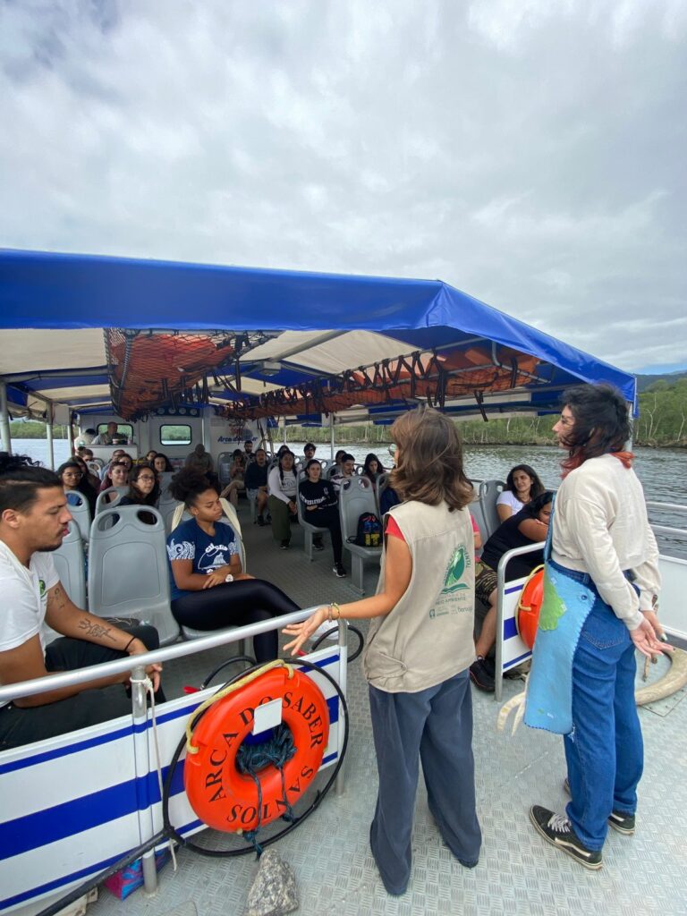 Universitários participam de estudo em manguezal de Bertioga